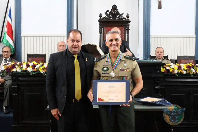 Comandante da 4ª Brigada de Montanha recebe Medalha Alferes Tiradentes em Juiz de Fora