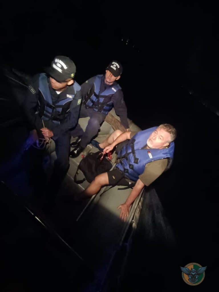 Marinha do Brasil resgata condutor de motoaquática à deriva no Rio Tietê