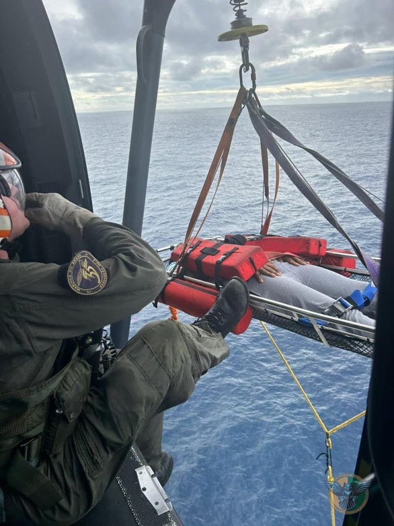 Marinha do Brasil realiza resgate aéreo a 100 km de Vitória