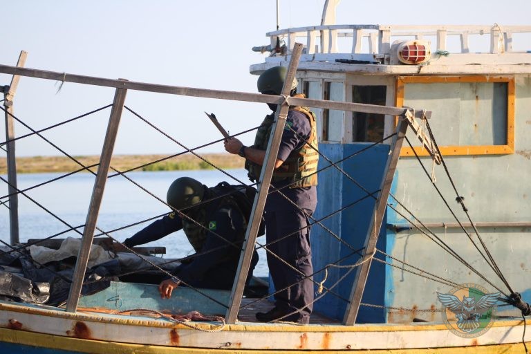 Operação Ágata apreende equipamentos de pesca ilegal e autua embarcações no RN e CE
