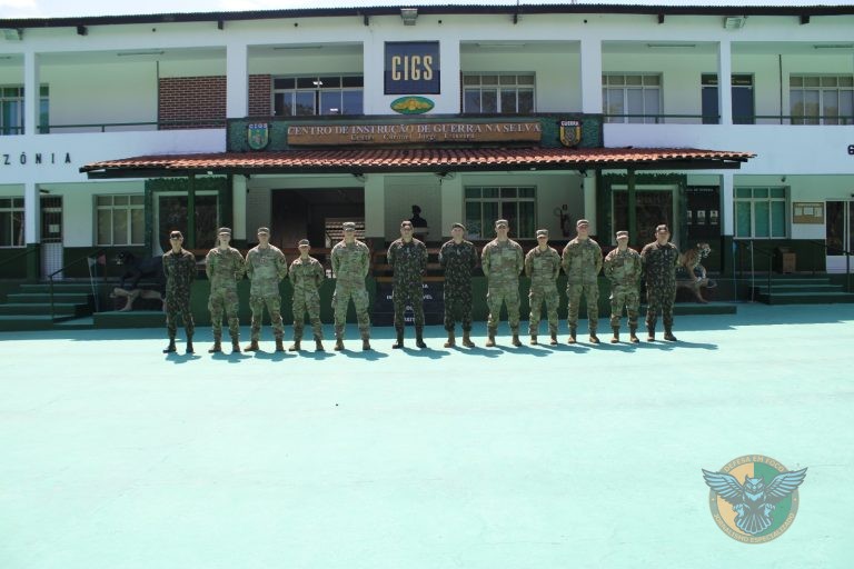 Cadetes de West Point visitam o Centro de Instrução de Guerra na Selva