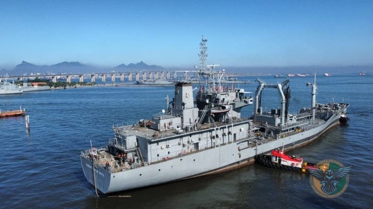 Navio Tanque Almirante Gastão Motta passa por reparação estrutural