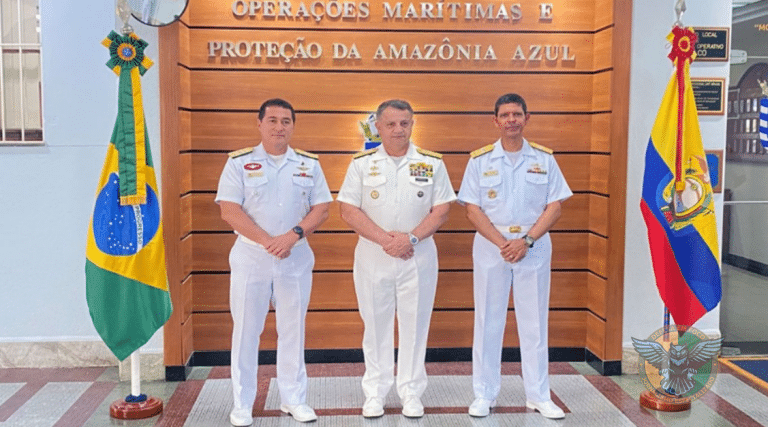 Chefe do Estado-Maior da Armada do Equador visita o COMPAAz para cooperação marítima