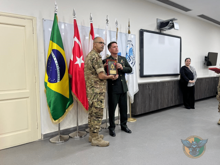 Tenente-Coronel Jeronymo é destaque em curso de comando no Líbano