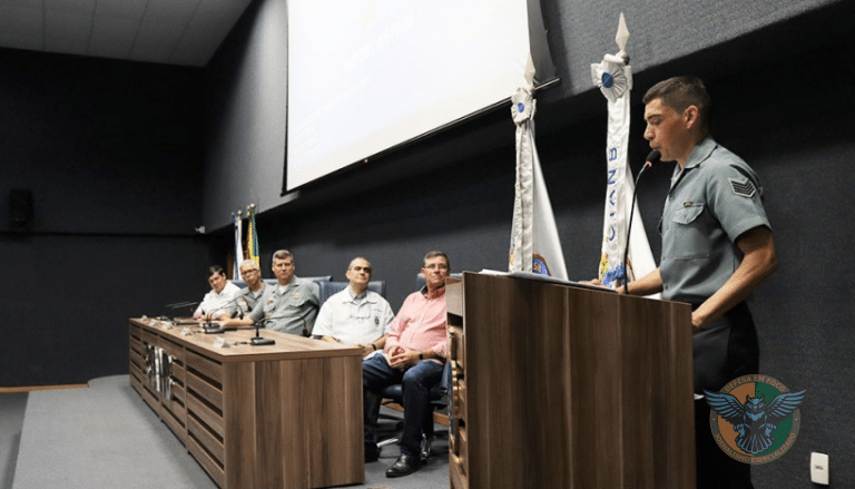 Contra-Almirante Viveiros preside cerimônia de conclusão de cursos no CIANB