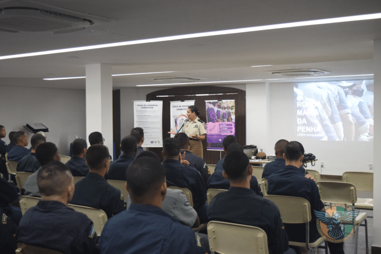 Marinha recebe palestra de Glória Bastos sobre combate à violência contra a mulher