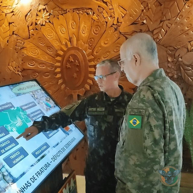 Almirante Aguiar Freire lidera comitiva em visita ao Comando Militar da Amazônia