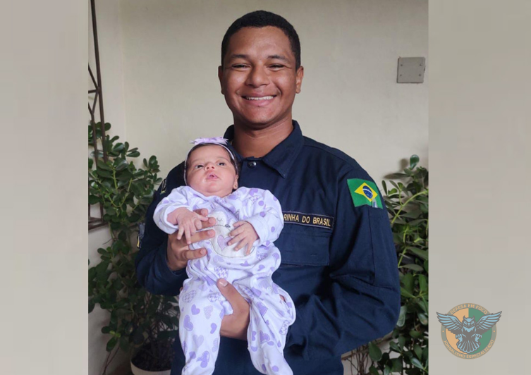 Marinheiro do NPa “Apa” conhece filha após missão na África