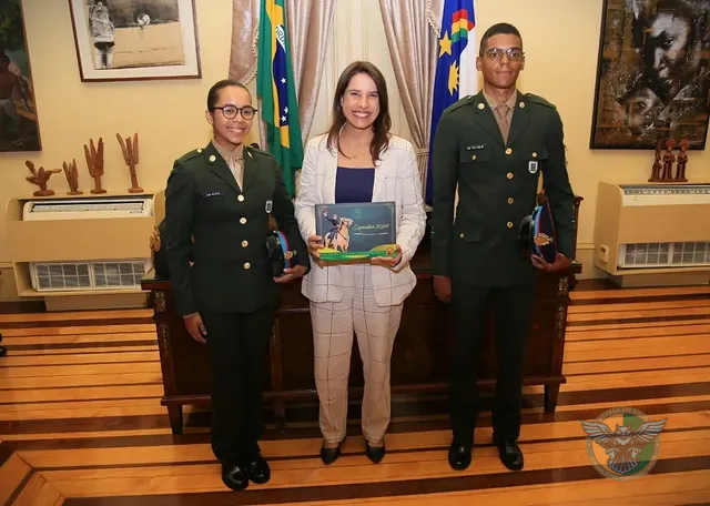 Cadetes da AMAN entregam convite da Solenidade do Espadim à Governadora de PE