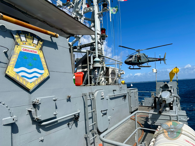 Navio-Patrulha “Gravataí” e Esquadrão HU-1 realizam operações aéreas