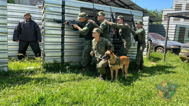 Adestramento com cães de guerra reforça prontidão do 2º Batalhão de Operações Ribeirinhas