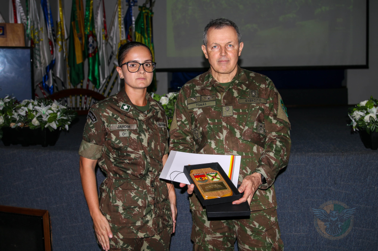Comandante do Exército visita Escola de Sargentos de Logística e Colégio Militar da Vila Militar