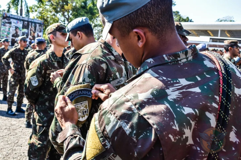 General Eduardo Tavares participa da Solenidade de Brevetação do Combatente de Montanha