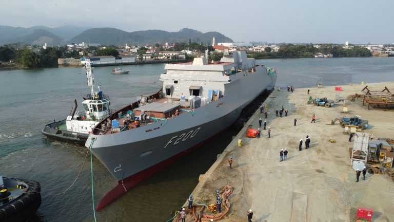 Fragata “Tamandaré” F200 é lançada ao mar em cerimônia histórica