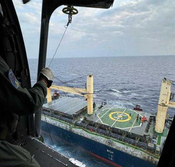 Esquadrão Falcão da FAB resgata Tripulantes do Navio com Emergência Médica