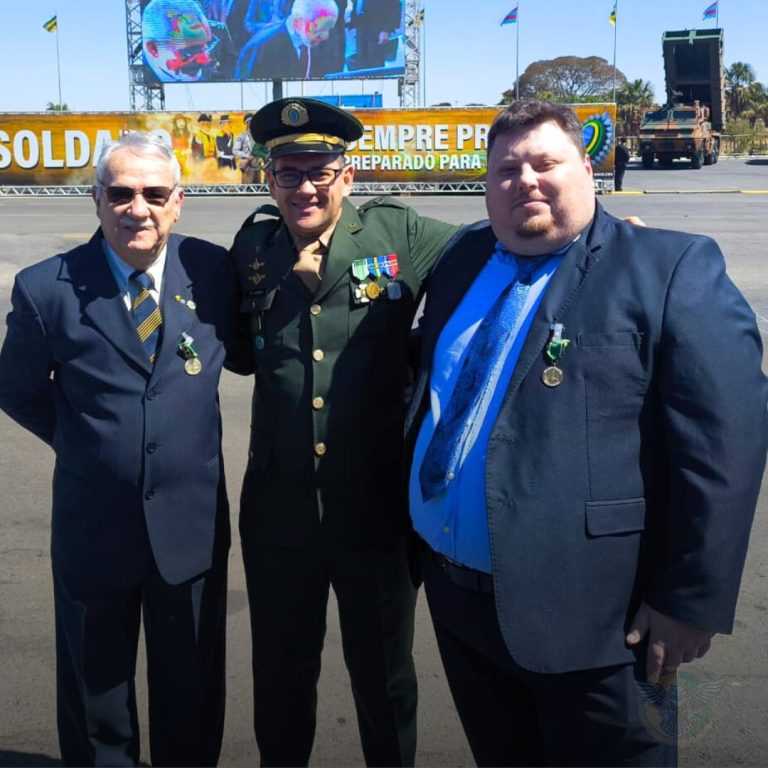 Exército Brasileiro agracia representantes da Sabresul com Medalha em solenidade do Dia do Soldado