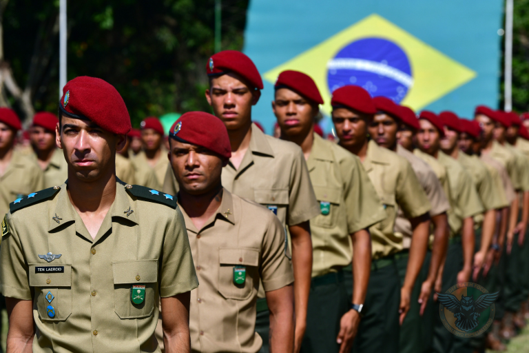 General Tomás Miné Ribeiro recepciona novos paraquedistas no Rio