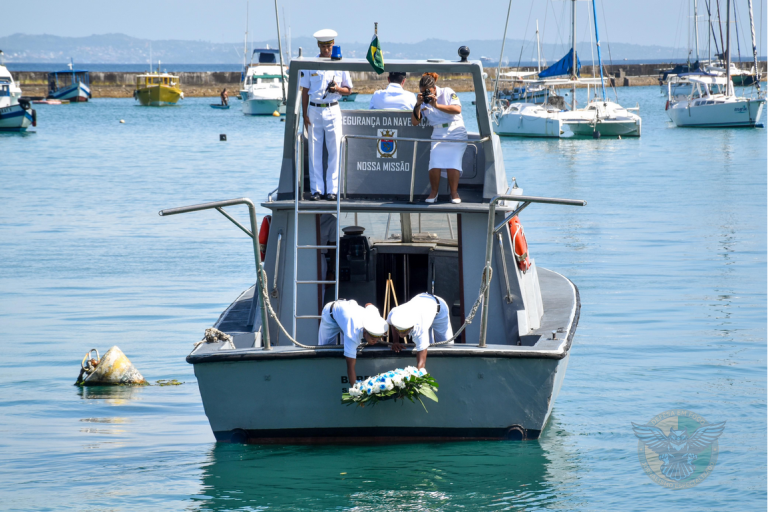 Comando do 2º Distrito Naval realiza tributo aos mortos da Marinha