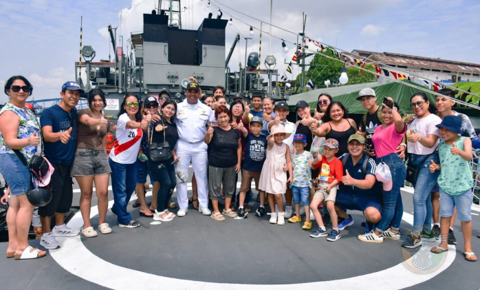 Marinha do Brasil participa de desfile e abre navio para visitação em Iquitos