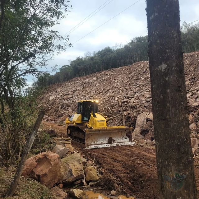 Militares da 14ª Companhia de Engenharia recuperam estrada no RS