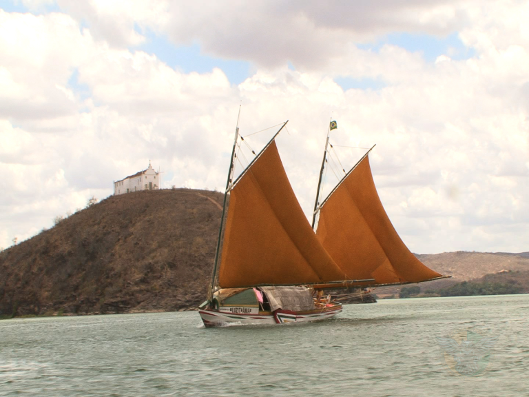A canoa de tolda, legado dos holandeses, resiste como patrimônio único do Baixo São Francisco