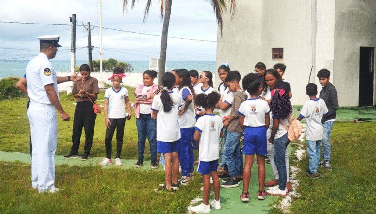 Farol de Olinda recebe alunos para aula de campo e celebra 83 anos