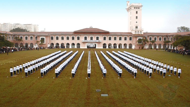 Alunos da EsPCEx prestam juramento à Bandeira em solenidade marcante