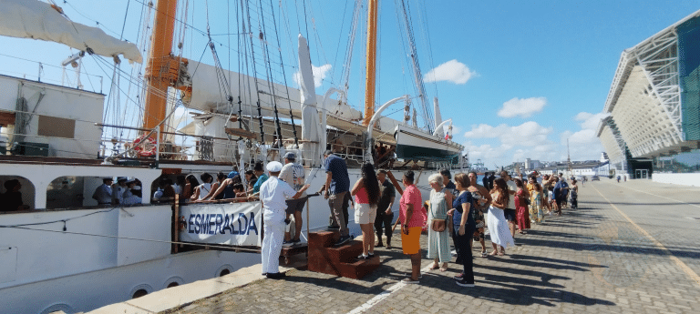 Navio-Escola “Esmeralda” realiza visita institucional e abre suas portas ao público em Salvador