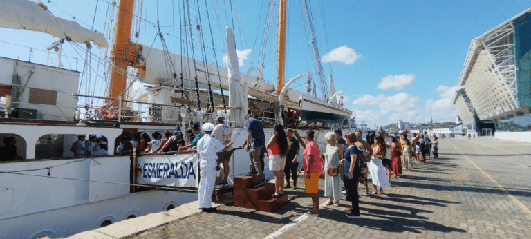 Navio-Escola “Esmeralda” promove intercâmbio diplomático durante passagem por Salvador