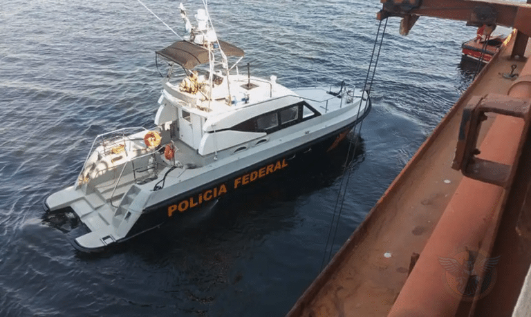 Polícia Federal encontra imigrantes guineenses escondidos em navio no Rio