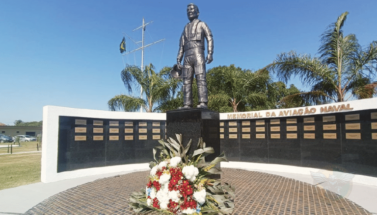 Comando da Força Aeronaval homenageia Aviadores Caídos em Serviço