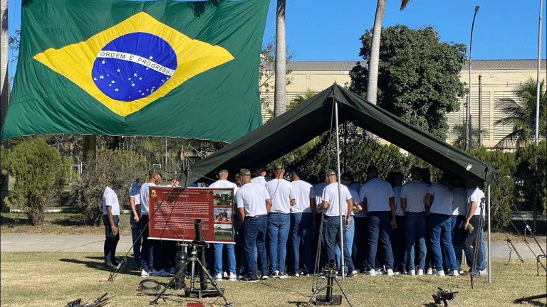 Primeiros passos dos Aprendizes Fuzileiros: Conhecendo equipamentos e especialidades