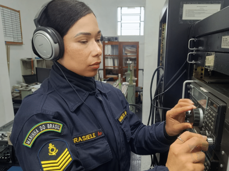 Segundo-Sargento Grasiele é a pioneira em radiogoniometria na Força Naval