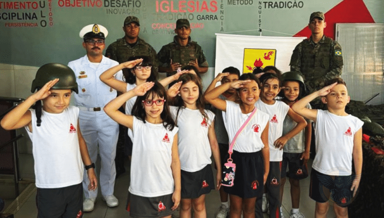 Fuzileiros Navais do Batalhão Humaitá promovem valores da Marinha em escola do Rio de Janeiro