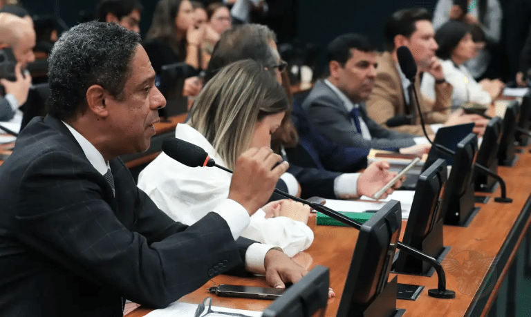 Propostas que restringem poder do STF avançam na Câmara dos Deputados