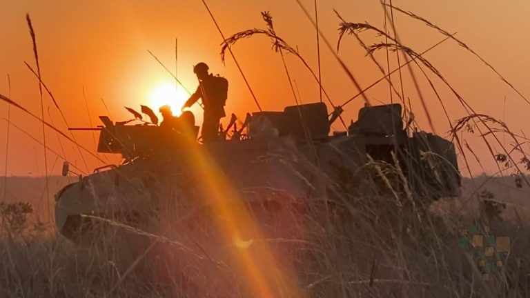 Marinha do Brasil: Primeira soldado mulher realiza disparo com metralhadora .50 em blindado