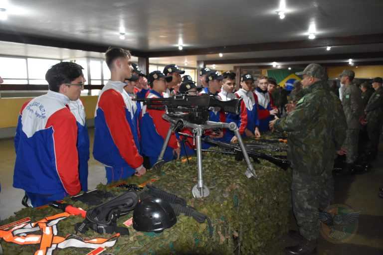 Colégio Militar de Porto Alegre conhece de perto atuação dos Fuzileiros Navais do Rio Grande