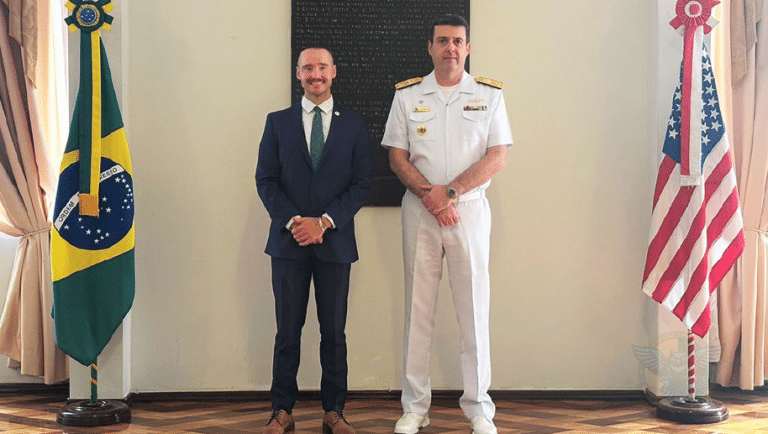 Visita do Diretor do Perry Center fortalece laços acadêmicos com a Escola de Guerra Naval