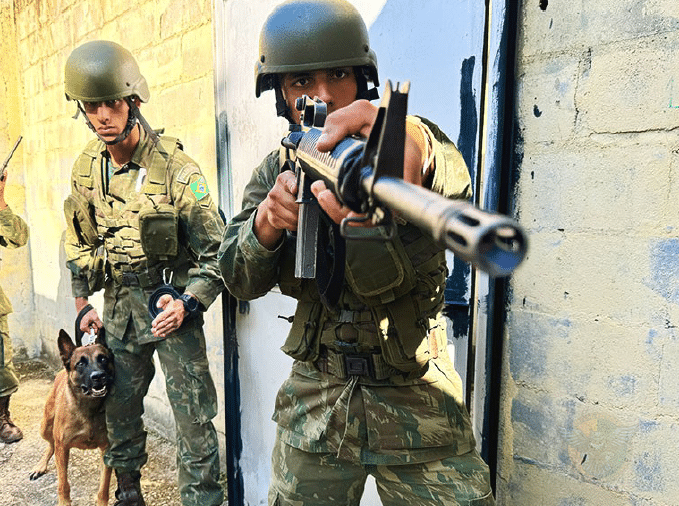 Curso de Adestramento de Cães capacita alunos em operações com blindados e CQB na Divisão Anfíbia