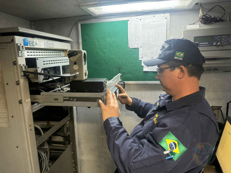 Comunicações no NPa “Macaé” são avaliadas pela Estação Rádio da Marinha