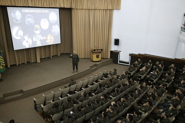 ECEME recebe Gen Alcides para Conferência sobre a Comunicação Estratégica do Exército