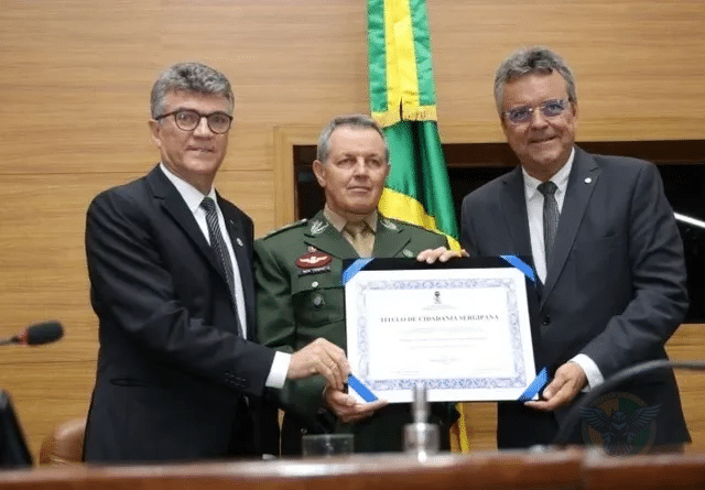 Comandante do Exército recebe título de Cidadão Sergipano