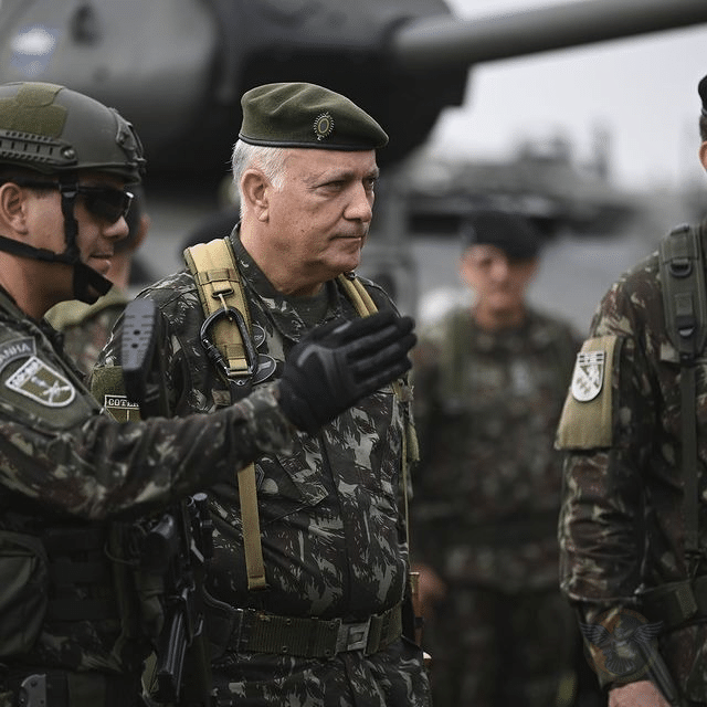 Comandante de Operações Terrestres visita 5ª Brigada de Cavalaria Blindada
