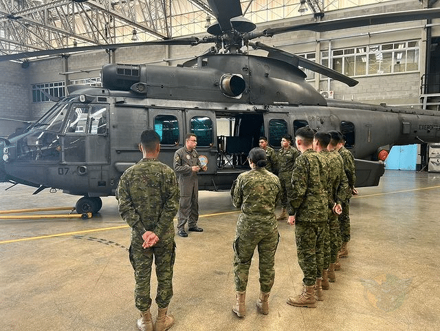 Forte Ricardo Kirk recebe cadetes do Equador para intercâmbio militar