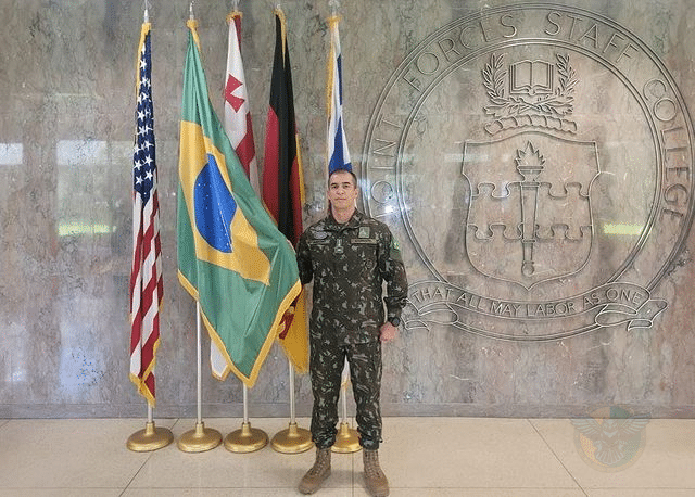 Major do Exército Brasileiro conclui curso na Joint and Combined Warfighting School nos EUA