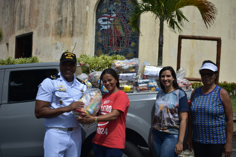 Capitania dos Portos da Bahia doa duas toneladas de donativos em Salvador