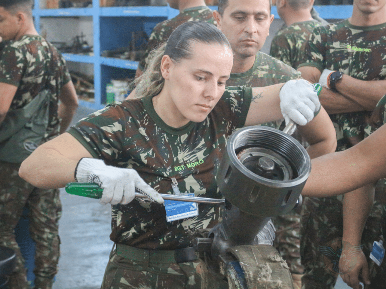 Militares se especializam em manutenção de morteiros no Rio
