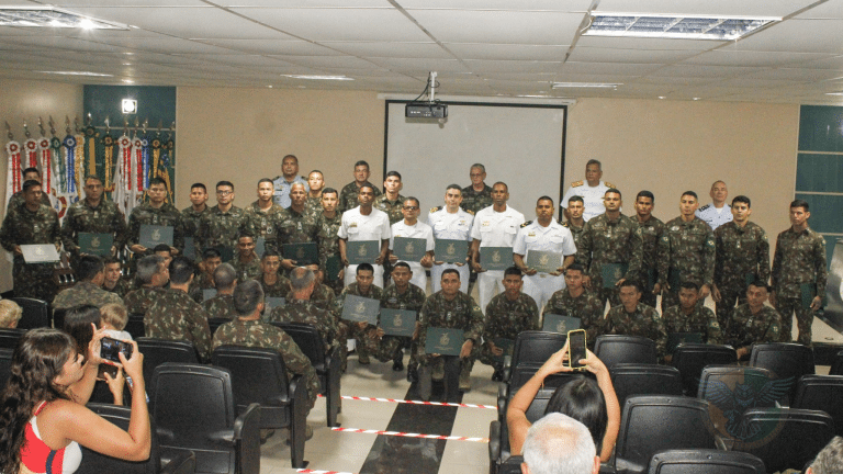 Militares recebem honra ao mérito por resgate heroico de 200 pessoas em incêndio