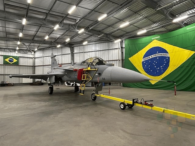 Novo F-39 Gripen chega ao Brasil e segue para a Base Aérea de Anápolis
