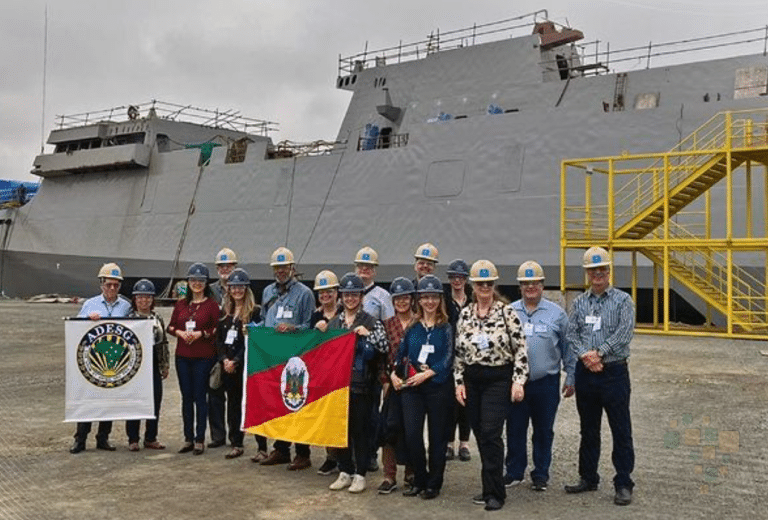 Comitiva da ADESG/RS visita estaleiro e acompanha construção das fragatas da Marinha